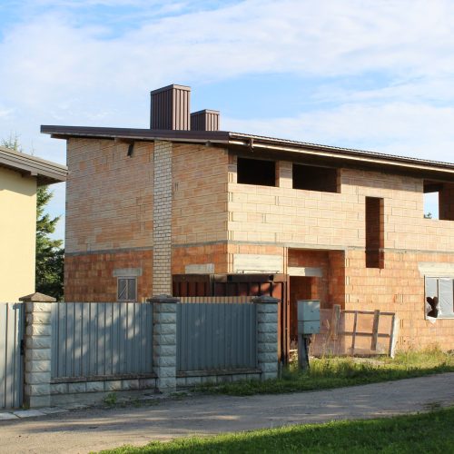 ŠALIA LAPIŲ GEOMORFOLOGINIO DRAUSTINIO TERITORIJOJE, PARDUODAMAS 2 AUKŠTŲ 150 KV.M MŪRINIS NAMAS SU 6 ARŲ SKLYPU