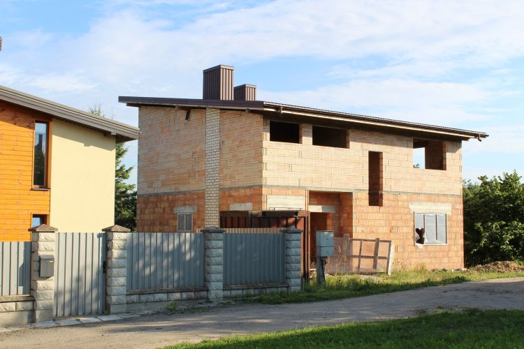 ŠALIA LAPIŲ GEOMORFOLOGINIO DRAUSTINIO TERITORIJOJE, PARDUODAMAS 2 AUKŠTŲ 150 KV.M MŪRINIS NAMAS SU 6 ARŲ SKLYPU