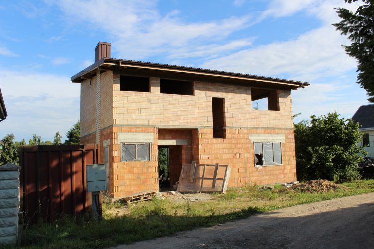 ŠALIA LAPIŲ GEOMORFOLOGINIO DRAUSTINIO TERITORIJOJE, PARDUODAMAS 2 AUKŠTŲ 150 KV.M MŪRINIS NAMAS SU 6 ARŲ SKLYPU