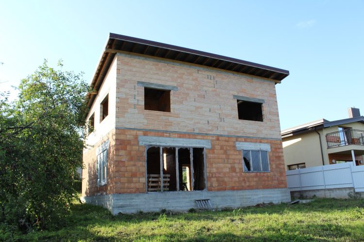 ŠALIA LAPIŲ GEOMORFOLOGINIO DRAUSTINIO TERITORIJOJE, PARDUODAMAS 2 AUKŠTŲ 150 KV.M MŪRINIS NAMAS SU 6 ARŲ SKLYPU