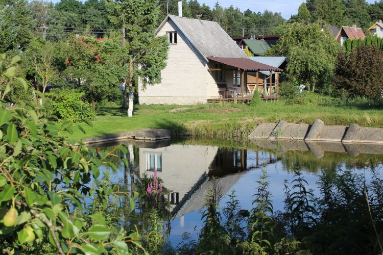 ŠALIA LAPIŲ GEOMORFOLOGINIO DRAUSTINIO TERITORIJOJE, PARDUODAMAS 2 AUKŠTŲ 150 KV.M MŪRINIS NAMAS SU 6 ARŲ SKLYPU