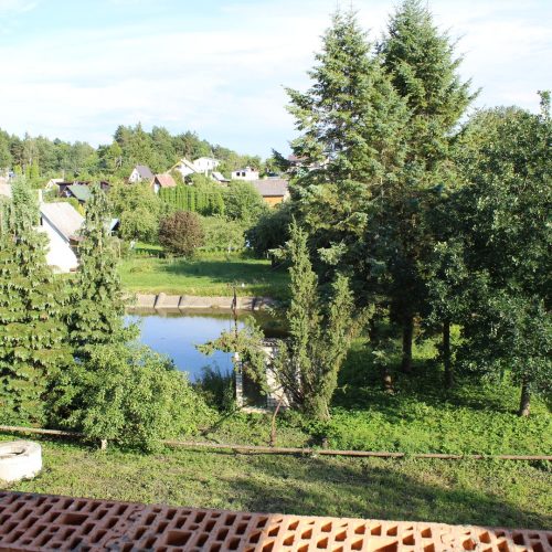 ŠALIA LAPIŲ GEOMORFOLOGINIO DRAUSTINIO TERITORIJOJE, PARDUODAMAS 2 AUKŠTŲ 150 KV.M MŪRINIS NAMAS SU 6 ARŲ SKLYPU