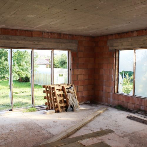 ŠALIA LAPIŲ GEOMORFOLOGINIO DRAUSTINIO TERITORIJOJE, PARDUODAMAS 2 AUKŠTŲ 150 KV.M MŪRINIS NAMAS SU 6 ARŲ SKLYPU