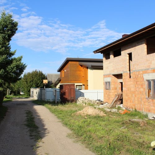 ŠALIA LAPIŲ GEOMORFOLOGINIO DRAUSTINIO TERITORIJOJE, PARDUODAMAS 2 AUKŠTŲ 150 KV.M MŪRINIS NAMAS SU 6 ARŲ SKLYPU