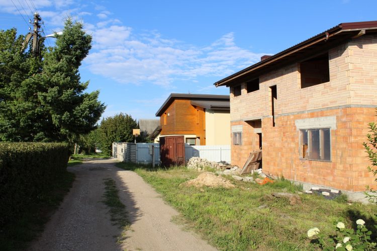 ŠALIA LAPIŲ GEOMORFOLOGINIO DRAUSTINIO TERITORIJOJE, PARDUODAMAS 2 AUKŠTŲ 150 KV.M MŪRINIS NAMAS SU 6 ARŲ SKLYPU