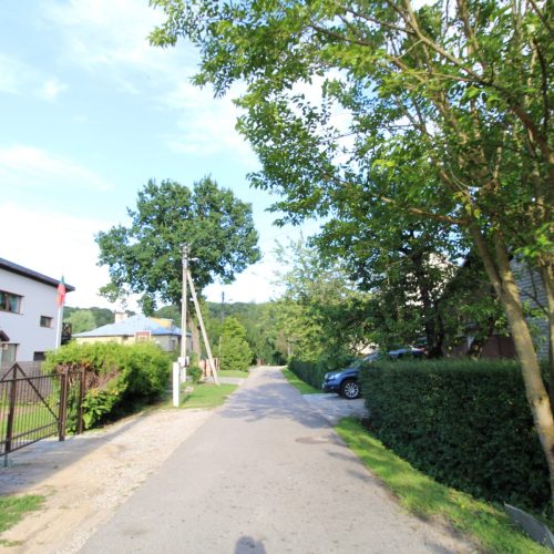 IŠSKIRTINĖJE VIETOJE ŠALIA NEVĖŽIO UPĖS IR MEDELYNO PARDUODAMAS REKONSTRUOJAMAS 176.73 KV.M. NAMAS SU GARAŽU 2 AUTOMOBILIAMS IR 8 ARŲ SKLYPU, TUJŲ GATVĖJE, RAUDONDVARYJE.