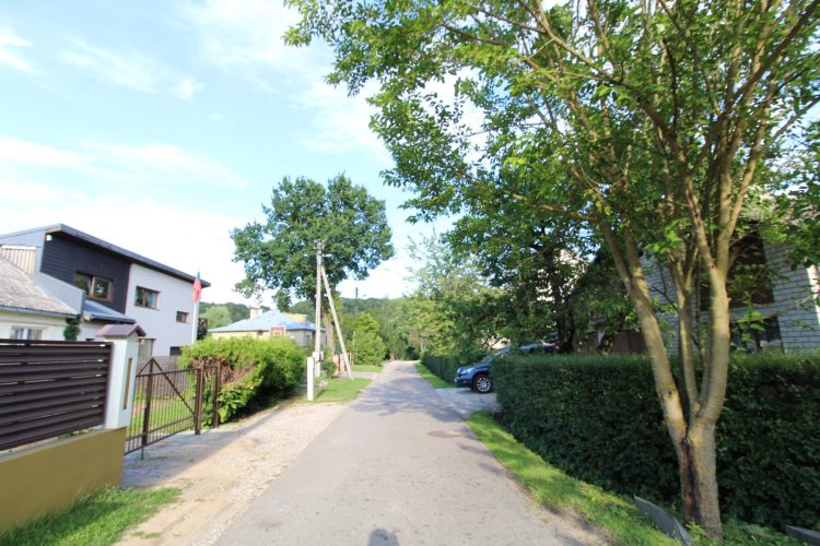 IŠSKIRTINĖJE VIETOJE ŠALIA NEVĖŽIO UPĖS IR MEDELYNO PARDUODAMAS REKONSTRUOJAMAS 176.73 KV.M. NAMAS SU GARAŽU 2 AUTOMOBILIAMS IR 8 ARŲ SKLYPU, TUJŲ GATVĖJE, RAUDONDVARYJE.