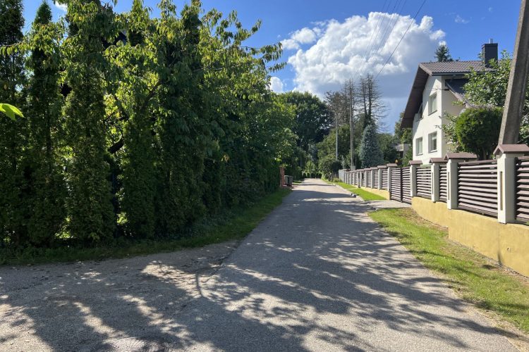 IŠSKIRTINĖJE VIETOJE ŠALIA NEVĖŽIO UPĖS IR MEDELYNO PARDUODAMAS REKONSTRUOJAMAS 176.73 KV.M. NAMAS SU GARAŽU 2 AUTOMOBILIAMS IR 8 ARŲ SKLYPU, TUJŲ GATVĖJE, RAUDONDVARYJE.