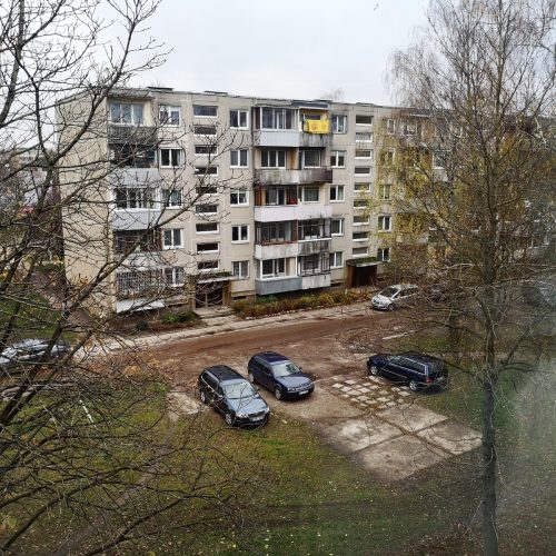 PARDUODAMAS JAUKUS 2 KAMBARIŲ 51 KV. M. BUTAS SU ERDVIU BALKONU STRATEGIŠKAI PATOGIOJE VIETOJE.