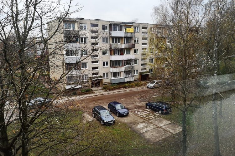 PARDUODAMAS JAUKUS 2 KAMBARIŲ 51 KV. M. BUTAS SU ERDVIU BALKONU STRATEGIŠKAI PATOGIOJE VIETOJE.