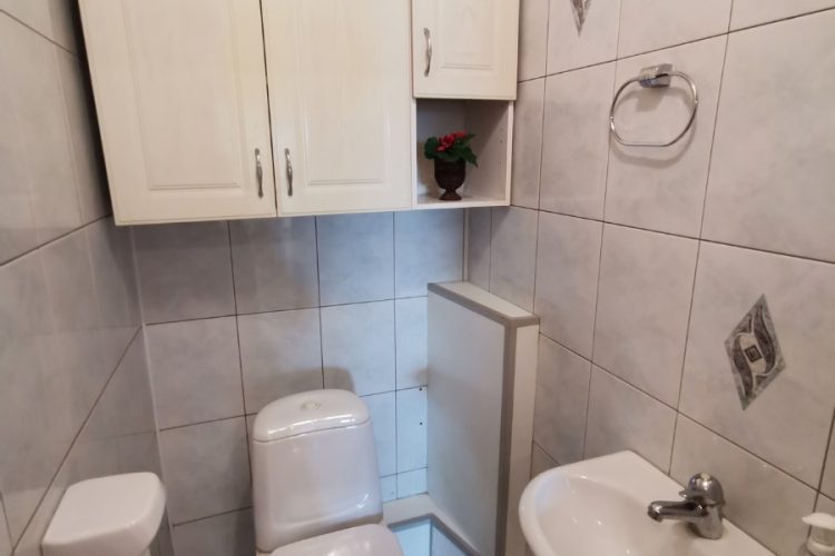 PARDUODAMAS JAUKUS 4 KAMBARIŲ 80 KV. M. BUTAS SU ERDVIU BALKONU STRATEGIŠKAI PATOGIOJE VIETOJE.