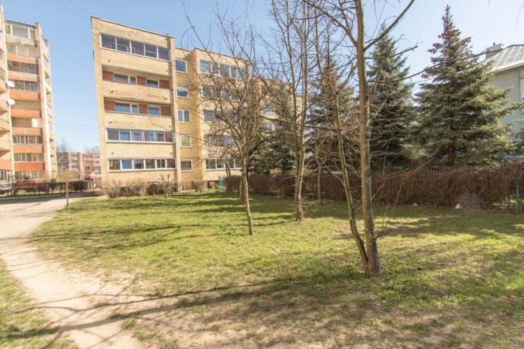 PARDUODAMAS JAUKUS 4 KAMBARIŲ 80 KV. M. BUTAS SU ERDVIU BALKONU STRATEGIŠKAI PATOGIOJE VIETOJE.