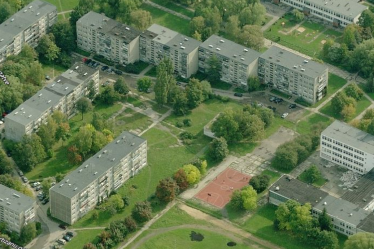 PARDUODAMAS JAUKUS 2 KAMBARIŲ 51 KV. M. BUTAS SU ERDVIU BALKONU STRATEGIŠKAI PATOGIOJE VIETOJE.