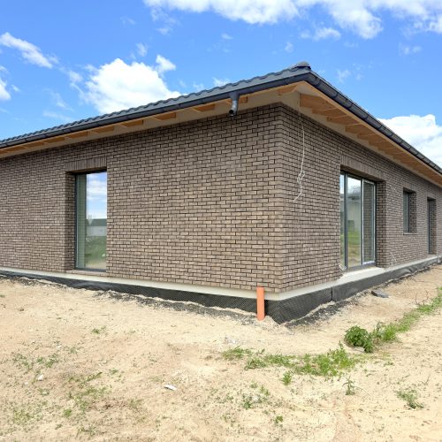 PARDUODAMI VIENO AUKŠTO A++ KLASĖS 125 KV.M. NAMAI SU 8,35 ARŲ SKLYPAIS PRIVAČIAME TRIJŲ NAMŲ KVARTALE.