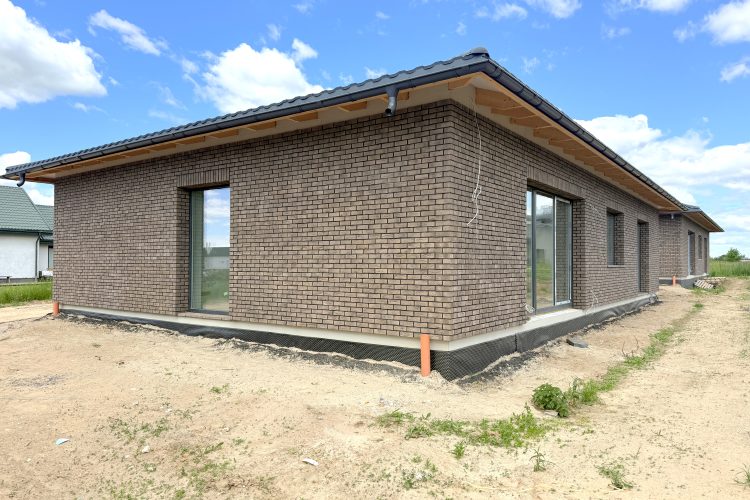PARDUODAMI VIENO AUKŠTO A++ KLASĖS 125 KV.M. NAMAI SU 8,35 ARŲ SKLYPAIS PRIVAČIAME TRIJŲ NAMŲ KVARTALE.