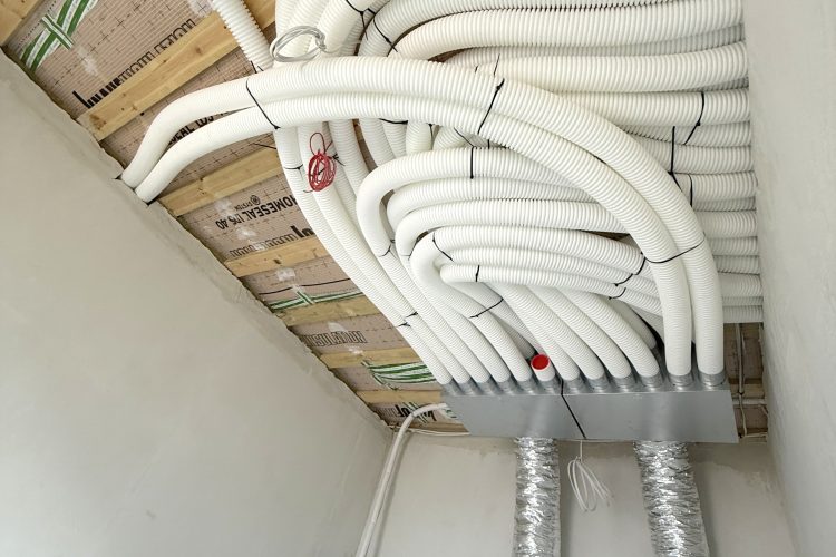 PARDUODAMI VIENO AUKŠTO A++ KLASĖS 125 KV.M. NAMAI SU 8,35 ARŲ SKLYPAIS PRIVAČIAME TRIJŲ NAMŲ KVARTALE.